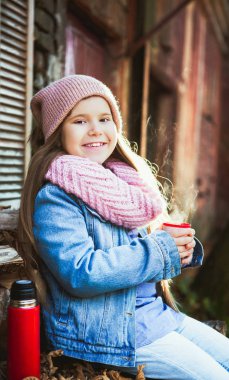 köy evinin yakınındaki termos sıcak çay içme mutlu güzel kız