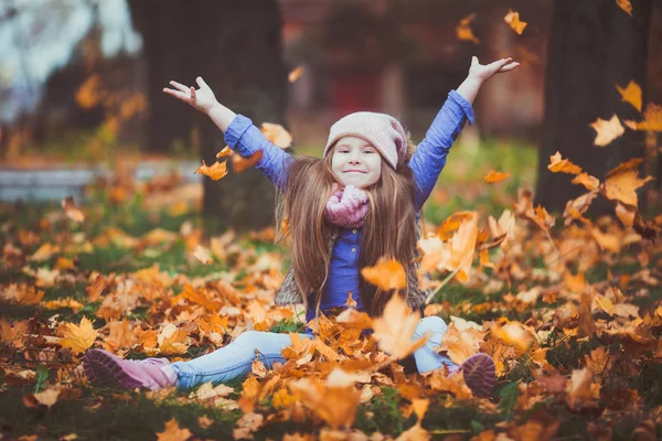 在秋季公园散步愉快的美丽的女孩 — 图库照片