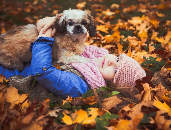 Menina Bonita Feliz Com Seu Cão Parque Outono — Fotografia de Stock