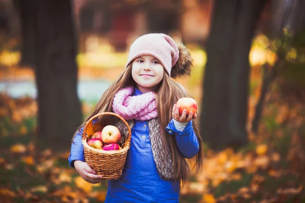 Heureuse Belle Fille Ayant Pique Nique Dans Parc Automne — Photo