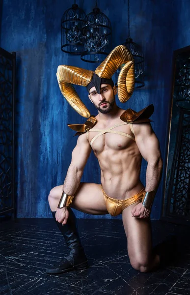 Muscoloso Bell Uomo Indossa Costume Palcoscenico Con Grandi Corna Oro — Foto Stock