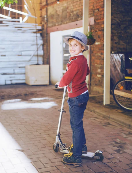 Ευτυχισμένος Κομψό Αγόρι Ένα Σκούτερ Στο Δρόμο Της Πόλης — Φωτογραφία Αρχείου