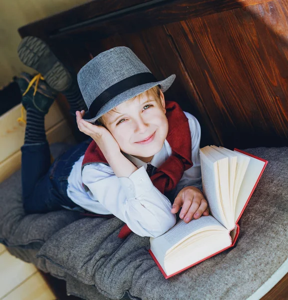 Menino Elegante Feliz Com Livro Banco — Fotografia de Stock