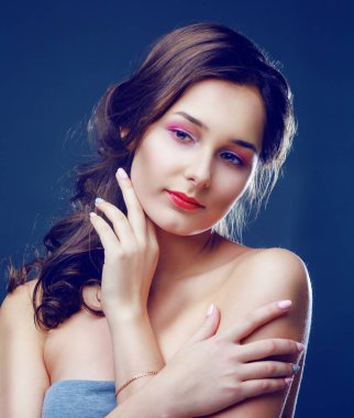 güzel genç kadın, karanlık stüdyo arka plan karşı