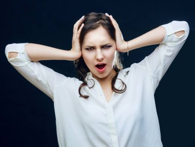 karanlık studio arka plan karşı izole kızgın genç kadın