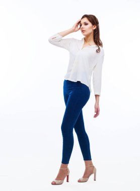 güzel genç kadın, beyaz stüdyo arka plan karşı izole