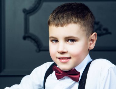 zarif çocuk beyaz bir gömlek ve bir papyon iç giyim