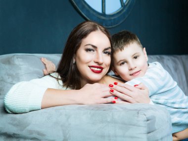 güzel genç anne ile oğlu lüks iç