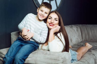 güzel genç anne ile oğlu lüks iç