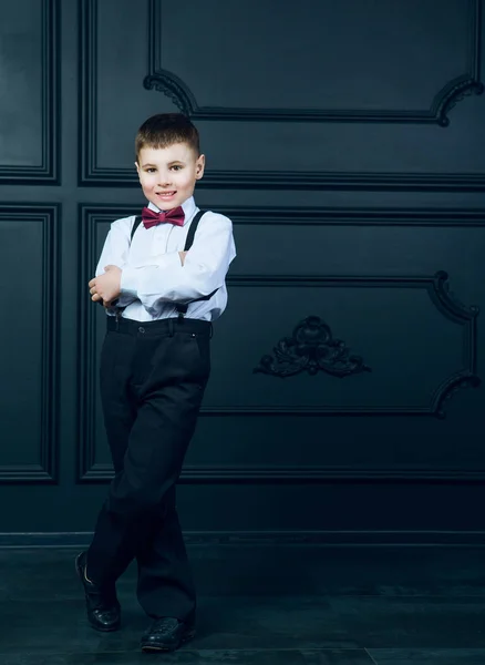 Элегантный Мальчик Белой Рубашке Бабочке Интерьере — стоковое фото