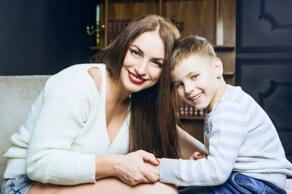 Vacker Ung Mor Med Sin Son Den Lyxiga Interiören — Stockfoto