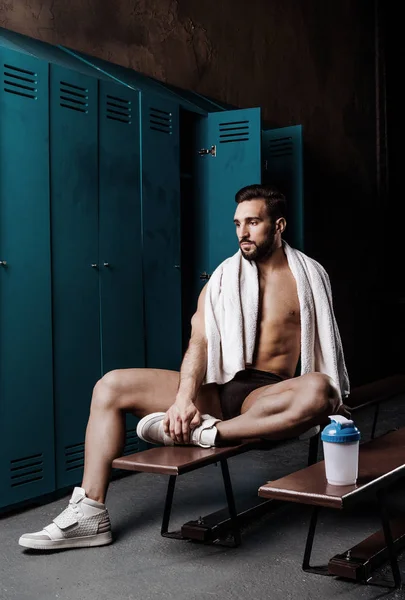 Schöner Muskulöser Athletischer Mann Der Umkleidekabine Nach Dem Training — Stockfoto