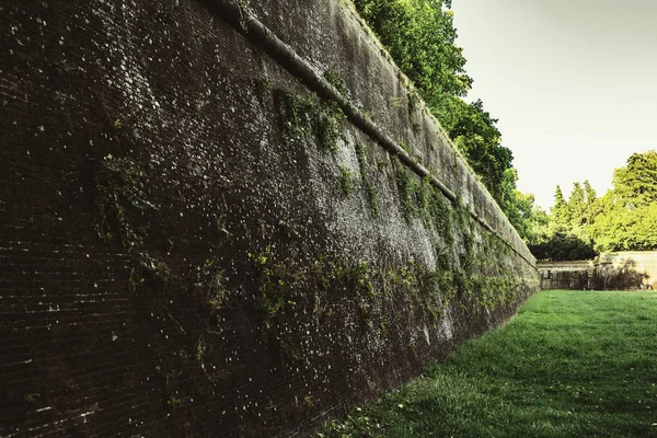 Ortaçağ duvar 2018 Lucca İtalya'da, bahar