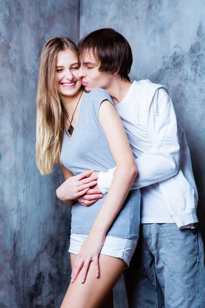 Stüdyo Arka Plan Karşı Mutlu Güzel Genç Çift — Stok fotoğraf