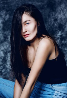 güzel genç üzücü Asyalı kadın makyaj stüdyo arka plan olmadan