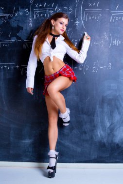  sınıfta liseli bir kara tahta karşı çekici striptiz dans kostümü