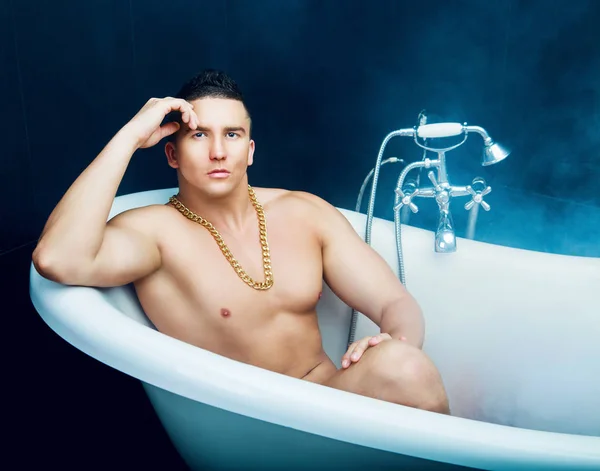 Junger Mann badet — Stockfoto