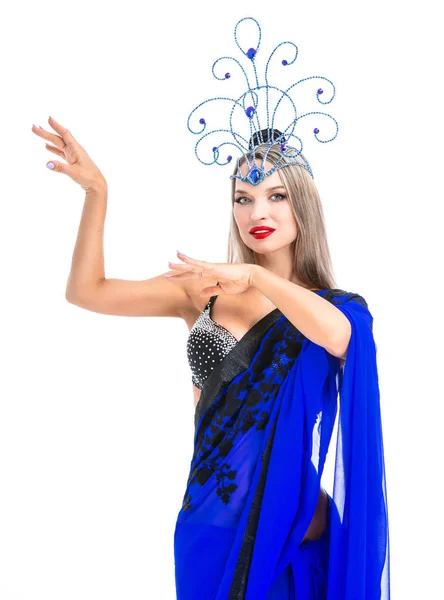 Schöne junge Tänzerin im orientalischen Kostüm — Stockfoto