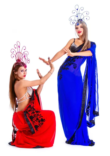 Hermosas bailarinas jóvenes con trajes orientales — Foto de Stock