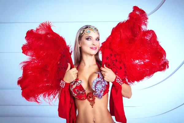 Vrouw draagt een podium kostuum van een carnavals danseres — Stockfoto