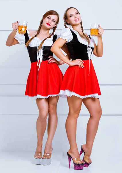 Mujeres bávaras con cerveza — Foto de Stock