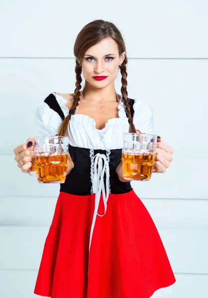 Bavaroise femme avec bière — Photo