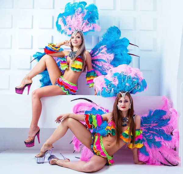 Женщины в костюмах танцовщиц карнавала , — стоковое фото