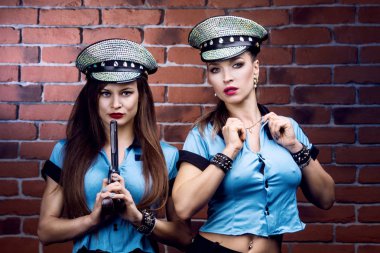  dansçılar, bir polis memuru gibi giyinmiş 