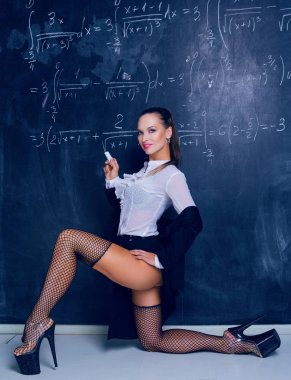  öğretmen gibi giyinmiş dansçı 