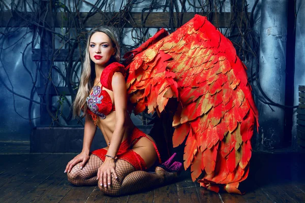 Modellt visel angyal szárnyait a stúdióban — Stock Fotó