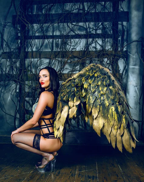 Model noszenia skrzydła anioła w studiu — Zdjęcie stockowe