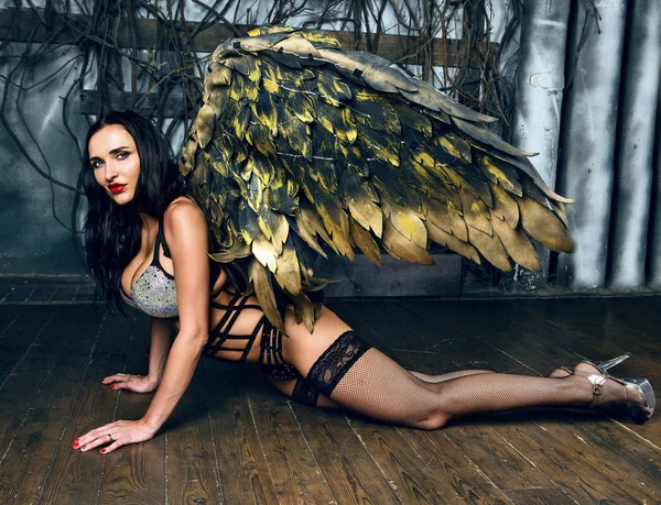 Modelo con alas de ángel en el estudio — Foto de Stock
