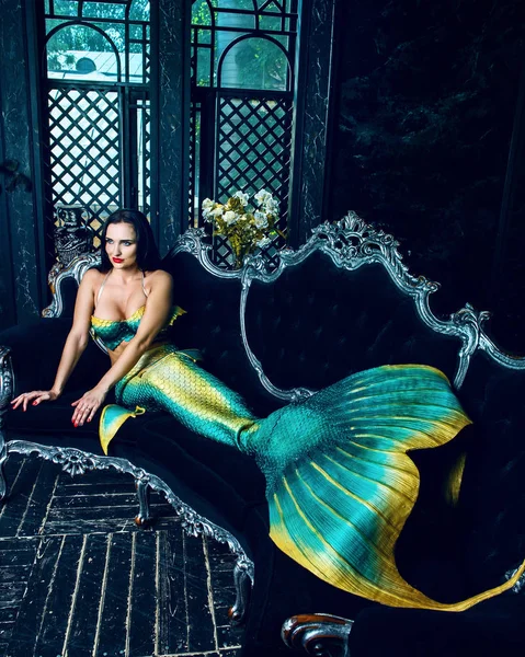 Modella vestita da sirena, sul divano — Foto Stock