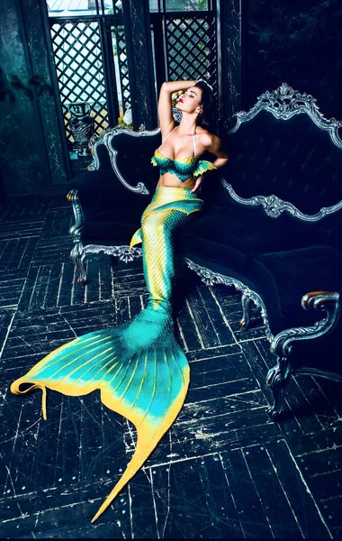 Model oblečený jako mořská panna, na pohovce — Stock fotografie
