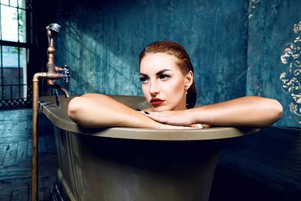 家でお風呂に入る女性 — ストック写真