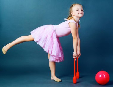  bir top ve kulüpleri ile kız jimnastikçi 
