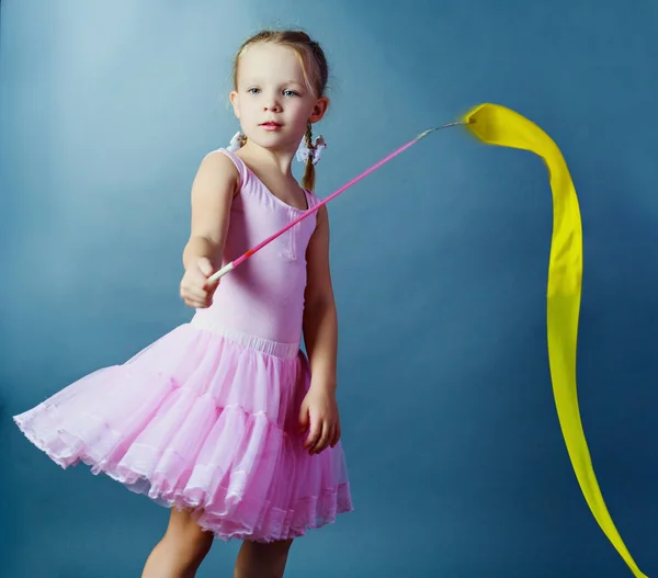 Gymnast tegen Blue Studio achtergrond — Stockfoto