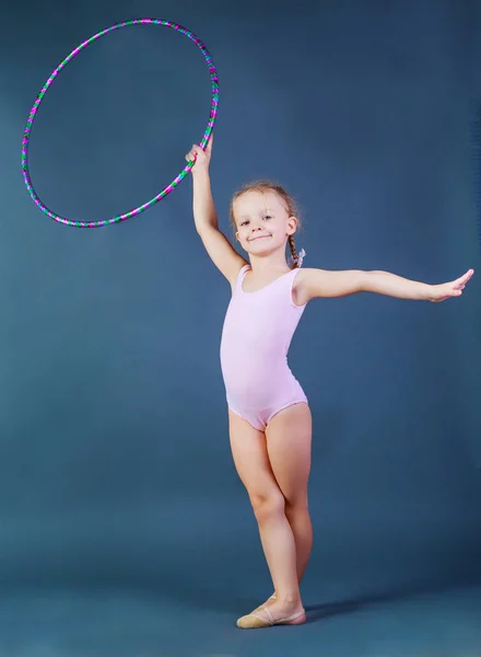 Schattig meisje gymnast met een hoepel — Stockfoto