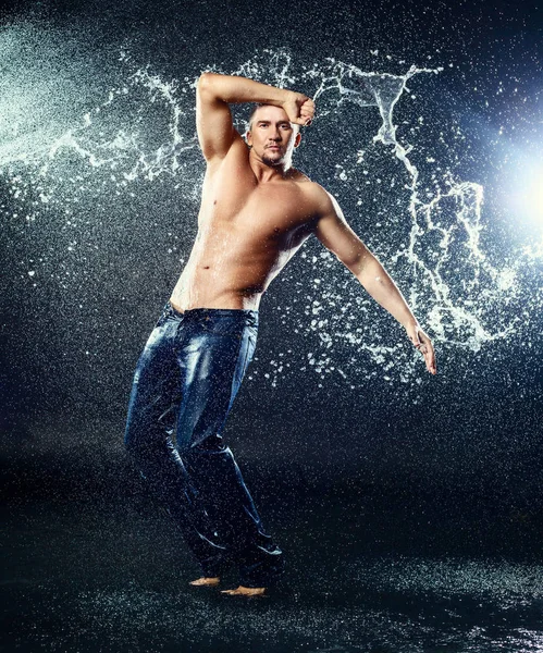 Привабливий молодий чоловік з мокрим одягом під дощем — стокове фото