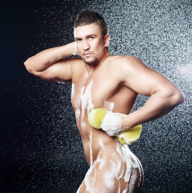  adam sünger ve köpük ile duş alma