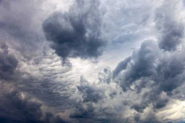 Arka Plan Bir Fırtına Öncesi Karanlık Bulutlar — Stok fotoğraf