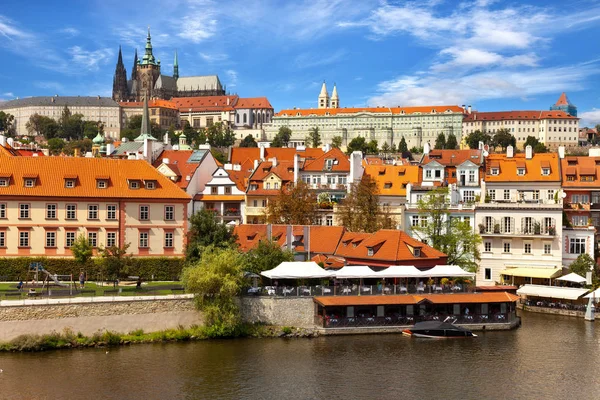 Prag på en sommardag, Tjeckien — Stockfoto