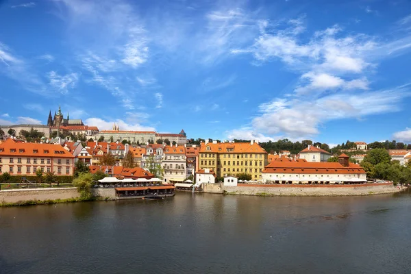 Prága egy nyári napon, Csehország — Stock Fotó