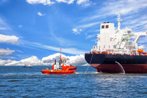 Barco con remolcador — Foto de Stock