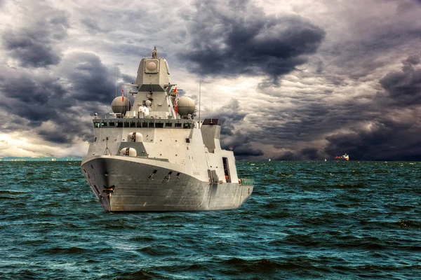 Oorlogsschip op zee — Stockfoto