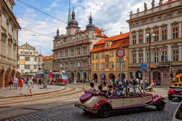 Strade della città affascinanti a Praga Foto Stock Royalty Free