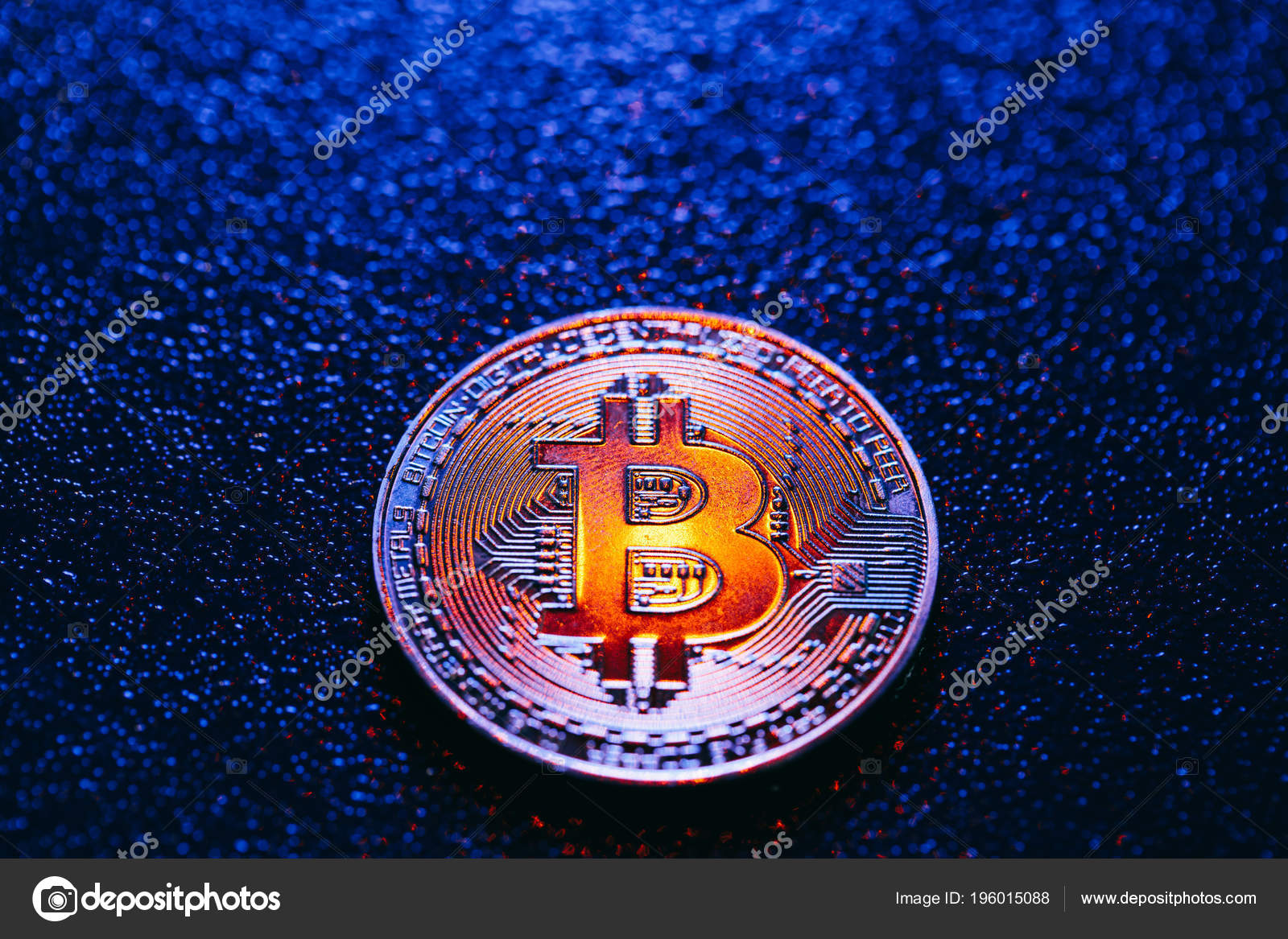 一个硬币与比特币标志在蓝色背景—— 库存社论照片© Photocreo #196015088