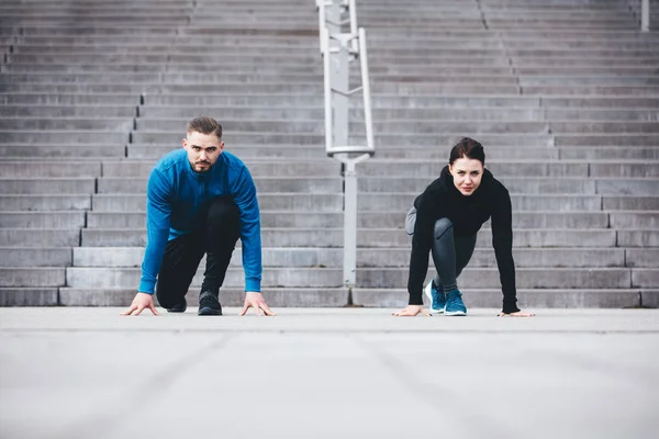 Young Athletic Couple Steady Position Crouching — Stock Photo, Image