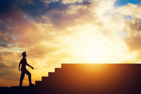 Silueta Del Hombre Subiendo Sobre Fondo Del Atardecer — Foto de Stock