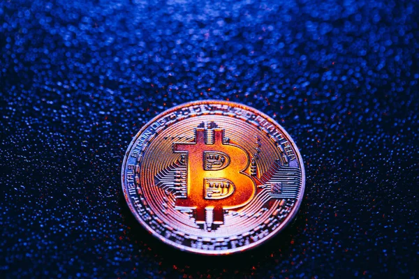 Mavi Arka Plan Üzerinde Bitcoin Logolu Bir Jeton — Stok fotoğraf